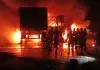 <span class="t-red">Barabanki Accident News :</span> टक्कर के बाद डंपर और ट्रक में लगी आग, चालक जिंदा जला