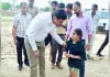 लखीमपुर खीरी: नन्हीं मानवी की पुकार पर पहुंचे डीएम, सड़क दुरुस्त करने के निर्देश