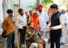 <span class="t-red">Moradabad:</span> परंपरा तोड़कर फरियादियों के पास पहुंचे जिलाधिकारी