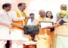 <span class="t-red">पहले अंधेरा था, अब घर में उजाला...</span> साझा की जिंदगी में बदलाव की कहानी, सीएम से सम्मान पाकर भावुक हुए श्रमिक