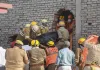 Lucknow Fire Tragedy : सूचना के 45 मिनट बाद पहुंची अग्निशमन की टीम, पुलिस ने संभाला मोर्चा, इंस्पेक्टर व दो सिपाहियों ने हथौड़े से तोड़ी दीवार