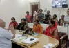 <span class="t-red">लखीमपुर खीरी :</span> उपायुक्त एनआरएलएम का घेराव कर महिलाओं ने किया प्रदर्शन