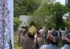 Gonda News : दुष्कर्म के आरोपी की गिरफ्तारी की मांग को लेकर 2 छोटे बच्चों के साथ टावर पर चढ़ी महिला, मान मवौव्वल में जुटी पुलिस
