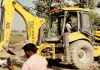 Sambhal News: संभल में सरकारी जमीन पर बनी 50 साल पुरानी मजार पर चला बुलडोजर, कई कब्रगाह भी किए गए ध्वस्त