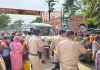 Lucknow News : सड़क हादसे में घायल महिला की इलाज के दौरान मौत, परिजनों ने शव रखकर किया प्रदर्शन