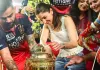 <span class="t-red">RCB का जलवा! </span>विराट कोहली और अनुष्का शर्मा का अनोखा अंदाज, IPL 2026 ट्रॉफी पर पढ़ते ही छूट गई हंसी