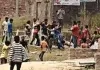 <span class="t-red">Gonda News: </span>कूड़ा फेंकने पर बवाल, लाठी-डंडों से हिंसक झड़प; छोटे-छोटे बच्चों ने भी जमकर बरसाए डंडे, वीडियो वायरल