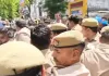 <span class="t-red">लखनऊ में नीट और पेपर लीक पर महासंग्राम: </span>राजभवन घेराव के दौरान पुलिस और NSUI कार्यकर्ताओं में तीखी झड़प, लाठीचार्ज में छात्र बेहोश