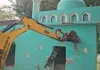 <span class="t-red">संभल में प्रशासन की सख्ती:</span> सरकारी जमीन पर बनी अवैध मजार, चला बुलडोजर