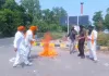 <span class="t-red">UP News:</span> ट्रेड डील से खफा किसान फूंक रहे ट्रंप का पुतला, पीलीभीत में भाकियू चढ़ूनी नेता नजरबंद 
