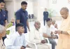 <span class="t-red"> अतिक्रमण बर्दाश्त नहीं, </span>जनता दर्शन में बोले सीएम योगी, मथुरा के बुजुर्ग की शिकायत पर डीएम को मौके पर जाने के निर्देश