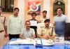  <span class="t-red">गोंडा : </span> स्टेशन यार्ड में टॉवर वैगन से कॉपर केबल काटता युवक रंगे हाथ गिरफ्तार, 6 केबल बरामद