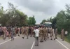 <span class="t-red">बाराबंकी में पॉलिटेक्निक छात्र की मौत पर बवाल: </span> हाईवे जाम कर ग्रामीणों का पुलिस पर पथराव, SHO बेहोश होकर गिरे