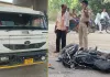 <span class="t-red">Rampur News :</span> चाकू चौराहे के पास डंपर की चपेट में बाइक सवार के हुए दो टुकड़े, साथी घायल