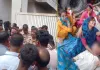 <span class="t-red">Bareilly News :</span> प्लाईवुड फैक्ट्री में 40 फीट गहरे गड्ढे में मिट्टी धंसने से मजदूर की दर्दनाक मौत, परिजनों ने शव रखकर किया हंगामा