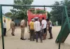 Sultanpur News : प्राथमिक विद्यालय परिसर में खेल उपकरण से लटका मिला अधेड़ का शव, पुलिस जांच में जुटी