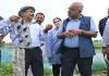 Kanpur News : खेत तालाब बना कमाई का नया जरिया, कानपुर में मोती की खेती का अनोखा मॉडल देखने पहुंचे डीएम