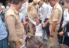 <span class="t-red">Bareilly News :</span> कलेक्ट्रेट गेट पर दंपति ने बच्ची संग आत्मदाह का किया प्रयास, पुलिस की सतर्कता से टला बड़ा हादसा