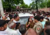 Barabanki News : किसान की मौत पर भड़का गुस्सा, सड़क पर शव रखकर परिजनों ने रोका अंतिम संस्कार