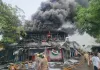 <span class="t-red">बाराबंकी में शॉर्ट सर्किट से मोटर पार्ट्स की दुकान में भीषण आग, </span>स्कूल के पास मची अफरा-तफरी; दमकल ने बड़ी दुर्घटना टाली