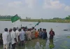 <span class="t-red">गोमती नदी में उतरकर किसानों का अनोखा प्रदर्शन, </span>40 मिनट तक पानी में खड़े रहे; प्रशासन को सौंपा 108 सूत्रीय ज्ञापन