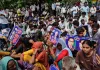 <span class="t-red">मेरठ में छात्रा हत्याकांड पर बवाल, </span>कलेक्ट्रेट पर प्रदर्शन के दौरान लाठीचार्ज; पुलिस-प्रदर्शनकारियों में तीखी झड़प