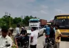 <span class="t-red">Sultanpur News : </span> स्कूली बच्चों को सड़क पार करा रहे बस चालक की बाइक की टक्कर से मौत, दंपति घायल