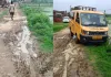 <span class="t-red">Bahraich News : </span> कीचड़ के दलदल में तब्दील हुआ परिक्रमा मार्ग, पयागपुर में अधूरे निर्माण से स्कूली बच्चे और राहगीर बेहाल