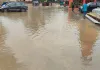 <span class="t-red">Prayagraj News:  </span> मूसलाधार बारिश से हालात बिगड़े, सड़कें बनीं तालाब; बाजारों में घुसा पानी, किसानों के चेहरे खिले
