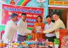 <span class="t-red">Gonda News:  </span> बीएसए ने बांटी हाउस ड्रेस, बोले-सरकारी स्कूल अब किसी से कम नहीं