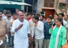 <span class="t-red"> Sultanpur News :</span> जूते उतारकर कीचड़ में उतरे विधायक राजेश गौतम, बदहाल सड़क पर अधिकारियों को लगाई फटकार