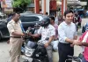 <span class="t-red">Balrampur News : </span> गुलाब भी, चालान भी, सड़क सुरक्षा अभियान में प्रशासन का सख्त और संवेदनशील संदेश