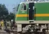 <span class="t-red"> Sitapur News: </span>सतर्क लोको पायलट ने टाला बड़ा रेल हादसा, इंजन के नीचे फंसे युवक की बचाई जान; 20 मिनट रुकी रही ट्रेन