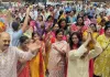 <span class="t-red">बरेली में गुरु पूर्णिमा का जश्न : </span> भजनों से गूंजा माहौल, ध्यान में डूबे लोग, पेड़ों के लिए भी उठी आवाज