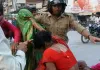 थाने के बाहर घूंघट वाली बहू का हाई-वोल्टेज ड्रामा! सास को जड़े ताबड़तोड़ थप्पड़, VIDEO हुआ वायरल