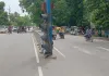 <span class="t-red">बाराबंकी में ट्रैफिक सिस्टम बेपटरी! </span>डीएम आवास के पास सड़क किनारे पड़ा मिला ट्रैफिक सिग्नल, सिस्टम पर उठे बड़े सवाल