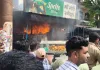<span class="t-red">Sitapur Fire News: </span>लखनऊ-बरेली हाईवे पर होटल में सिलेंडर लीकेज से भीषण आग, मची अफरा-तफरी, वीडियो बनाते रहे राहगीर