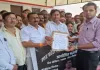 गोंडा : काली पट्टी बांध शिक्षामित्रों ने किया सांकेतिक प्रदर्शन, पांच सूत्रीय मांगपत्र सौंपा