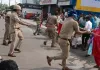 <span class="t-red">सहारनपुर शिव हत्याकांडः </span>शव रखकर हाइवे किया जाम तो पुलिस ने भरसाईं लाठियां, लोगों ने किया पथराव; कई घायल