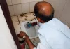 Chitrakoot News : गुरुजी ने उठाई झाड़ू, खुद चमका रहे स्कूल का शौचालय; सफाईकर्मी कहां गायब?