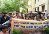 Hamirpur News: सड़क के लिए 'Gen Alpha' का जोरदार प्रदर्शन! पुलिस को चकमा देकर कलेक्ट्रेट पहुंचे ग्रामीण और छात्र, घंटों चला हंगामा