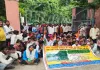 Hamirpur News : हमीरपुर DM ऑफिस में घुसे ग्रामीण और बच्चे, तिरंगा लेकर बच्चों का हंगामा; सड़क की मांग पर कलेक्ट्रेट में धरना
