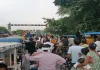 Barabanki News : श्रद्धालुओं की भीड़ से रेलवे क्रॉसिंग पर जाम, रोकनी पड़ी ट्रेन; ओवरब्रिज की उठी मांग