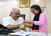 Kanpur News : बहन इशु ने बांधी कलाई पर राखी तो डीएम ने निभाया भाई का फर्ज, भर दी स्कूल फीस और दिलाई साइकिल