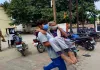 उन्नाव में खुली स्वास्थ्य व्यवस्थाओं की पोल : स्ट्रेचर न मिलने पर बीमार बुजुर्ग को गोद में ले जाने को मजबूर हुआ युवक