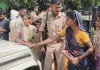 <span class="t-red">Shahjahanpur News :</span> पुलिस पिटाई से मौत का आरोप, आक्रोशित परिजनों ने सड़क पर शव रखकर लगाया जाम