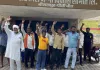 <span class="t-red">Pilibhit News :</span> 30 साल के गन्ना ब्याज का हिसाब मांगने समिति पहुंचे किसान, प्रदर्शन कर नारेबाजी