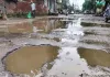 <span class="t-red">Moradabad News :</span> टूटी सड़कें लगा रहीं 'स्मार्ट सिटी' के दावों पर दाग, गड्ढों में हिचकोले खा रहे स्कूली वाहन और एंबुलेंस