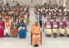 <span class="t-red">मैं गा नहीं सकता...</span> लेकिन गलत लोगों पर बुलडोजर तो चलवा ही सकता हूं, CM योगी ने कलाकारों से की मजेदार अंदाज में संवाद