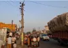 Shravasti News: श्रावस्ती में मौत बनकर दौड़ रही हाईटेंशन लाइन! मकान-दुकानों के ऊपर से गुजर रही बिजली की तार, हादसे का डर